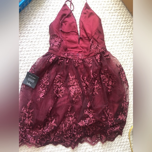 💕 Lulu’s💕 A Love To Remember Wine Red Lace Backless Skater Dress - Picture 8 of 9